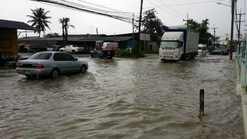 "ชาวบ้าน" ร้องฝนตกหนักน้ำท่วมถนนสายบึง "ชาวบ้าน" ร้องฝนตกหนักน้ำท่วมถนนสายบึง