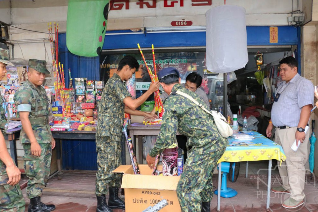 นายอำเภอสัตหีบ กวาดล้างจับร้านขายพลุ โคมลอย กลางตลาดสัตหีบ ห้ามเล่นเด็ดขาด