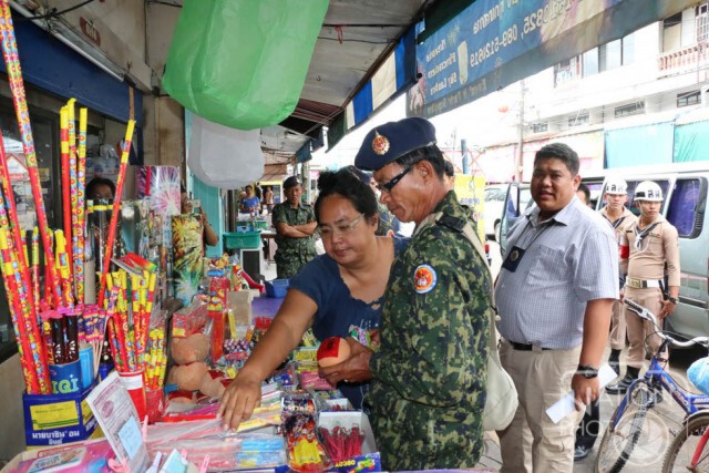 นายอำเภอสัตหีบ กวาดล้างจับร้านขายพลุ โคมลอย กลางตลาดสัตหีบ ห้ามเล่นเด็ดขาด