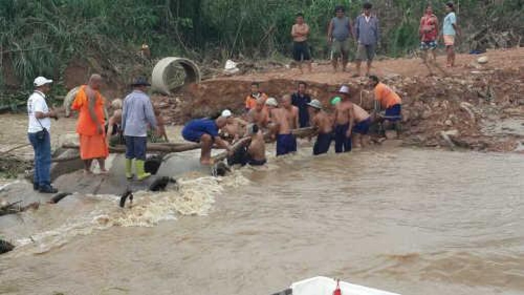 "ชาวบ้าน" ทำสะพานข้ามเองหลังถนนถูกน้ำป่าซัดตัดขาด "ชาวบ้าน" ทำสะพานข้ามเองหลังถนนถูกน้ำป่าซัดตัดขาด