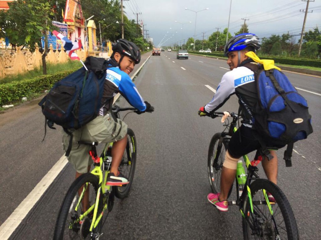 2 นักเรียนจากชุมพร ปั่นจักรยานไปถวายพระพร