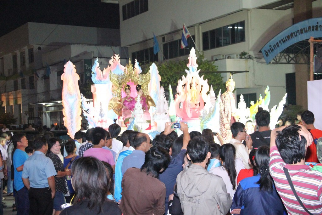 มธ.ศูนย์ลำปางคว้ารางวัลชนะเลิศ ขบวนสะเปารถใหญ่ ประเพณีล่องสะเปาจาวละกอน มธ.ศูนย์ลำปางคว้ารางวัลชนะเลิศ ขบวนสะเปารถใหญ่ ประเพณีล่องสะเปาจาวละกอน