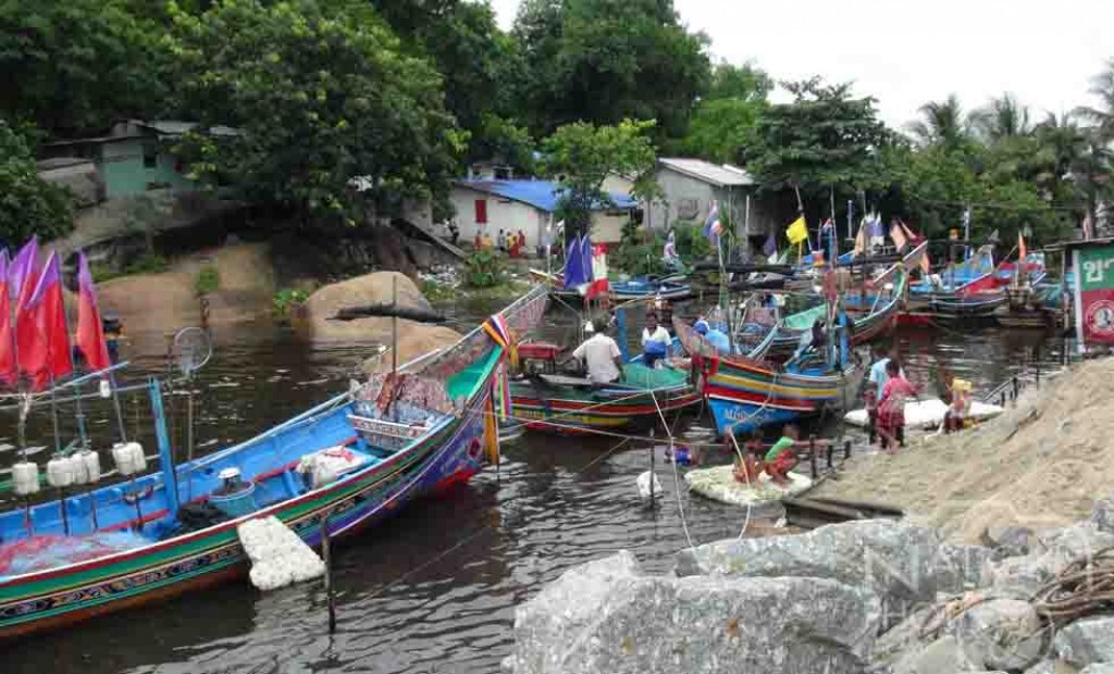 ประมงพื้นบ้านหยุดออกเรือ หลังกรมอุตุฯเตือนคลื่นลมทะเลมีกำลังแรง