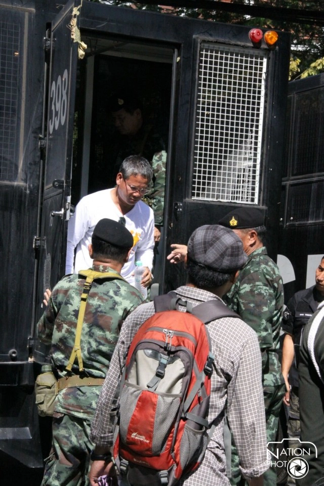 จับ ดร.ประภาส ขึ้นรถคุมขังก่อนปล่อยตัว