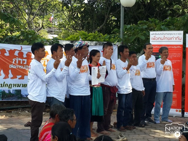 จับ ดร.ประภาส ขึ้นรถคุมขังก่อนปล่อยตัว