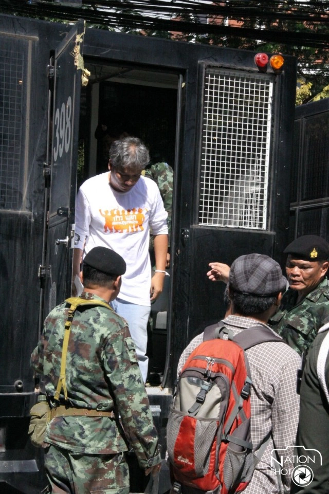 จับ ดร.ประภาส ขึ้นรถคุมขังก่อนปล่อยตัว