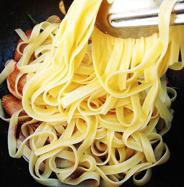 Cooking is Fun : สปาเก็ตตี้เส้นแบนผัดหอยลายกับกุ้ง