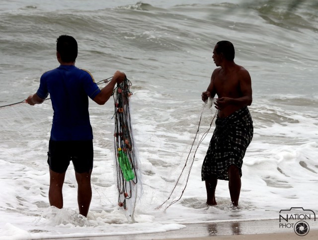 ชาวประมงสงขลาใช้วิกฤติให้เป็นโอกาส ทอดแหจับปลากระบอกหารายได้เพิ่ม