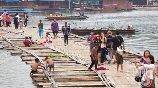 ทหาร-อำเภอ-ชาวบ้าน รวมพลังซ่อมสะพานลูกบวบขนานสะพานมอญให้แข็งแรง รองรับนักท่องเที่ยวช่วงปีใหม่