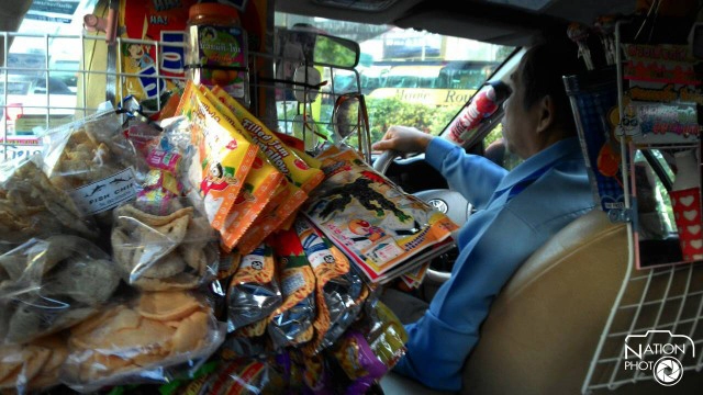 แท็กซี่ใจดี เตรียมขนม ของกินเล่นแก้ง่วง ไว้ให้ผู้โดยสารรับประทานฟรี