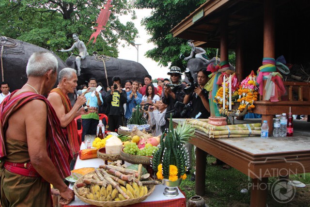 สุรินทร์- เลี้ยงอาหารช้างก่อนเปิดแสดงพรุ่งนี้