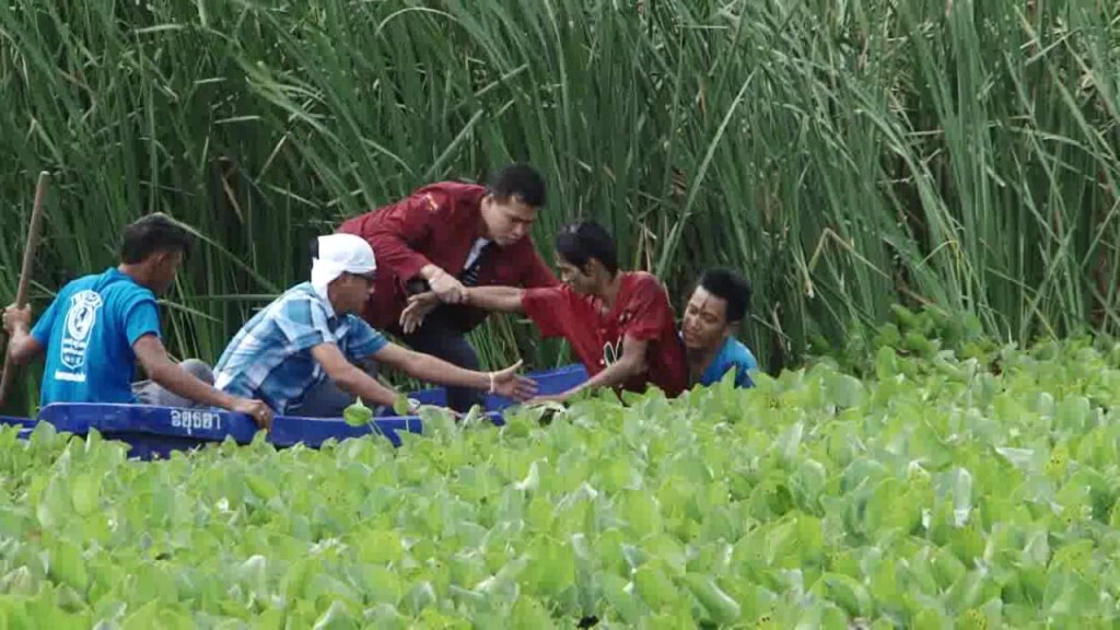 ตร.กรุงเก่าขับรถไล่จับเอเย่นยาบ้าหนีป่าข้างทาง ก่อนถูกรวบตัวได้ในที่สุด