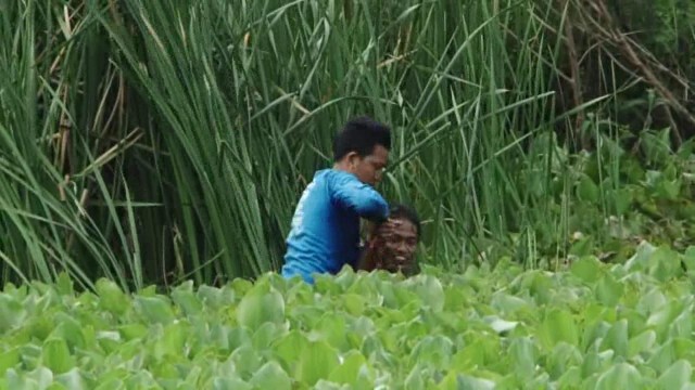 ตร.กรุงเก่าขับรถไล่จับเอเย่นยาบ้าหนีป่าข้างทาง ก่อนถูกรวบตัวได้ในที่สุด