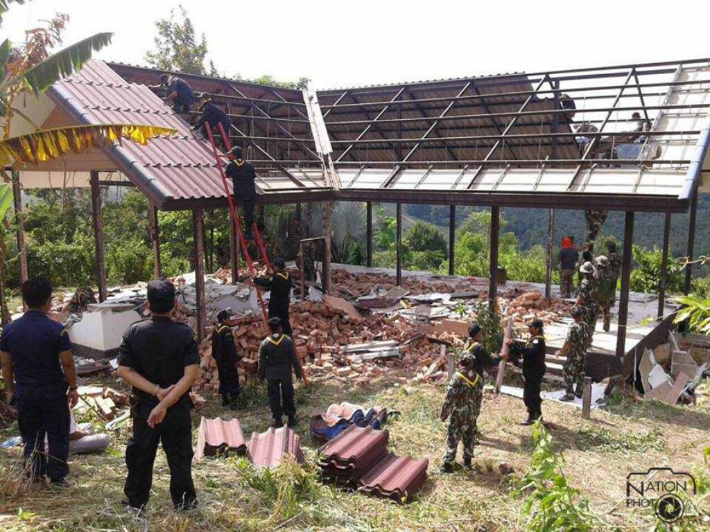 ทับลานสนธิกำลังป่าไม้ บุกรื้อบ้านพักรุกอุทยานฯ ทับลานสนธิกำลังป่าไม้ บุกรื้อบ้านพักรุกอุทยานฯ