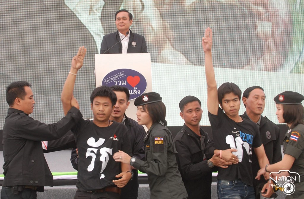 นศ. โผล่ชู 3 นิ้ว "ต้าน" นายกฯเดินหน้าแก้ปัญหา นศ. โผล่ชู 3 นิ้ว "ต้าน" นายกฯเดินหน้าแก้ปัญหา