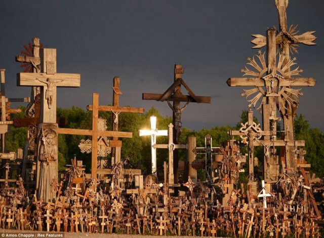 เปิดตำนานสุสานไม้กางเขน Hill Of Crosses