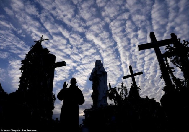 เปิดตำนานสุสานไม้กางเขน Hill Of Crosses
