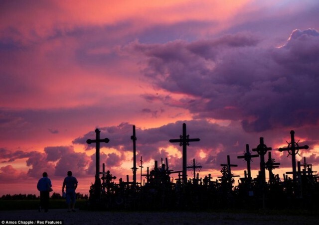 เปิดตำนานสุสานไม้กางเขน Hill Of Crosses