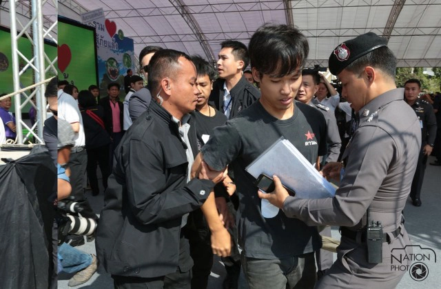 นศ. โผล่ชู 3 นิ้ว "ต้าน" นายกฯเดินหน้าแก้ปัญหา