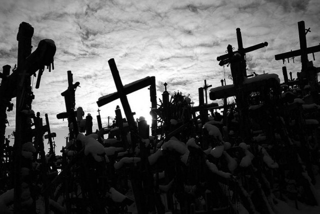 เปิดตำนานสุสานไม้กางเขน Hill Of Crosses
