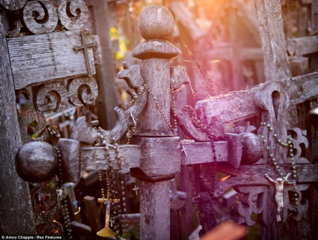 เปิดตำนานสุสานไม้กางเขน Hill Of Crosses