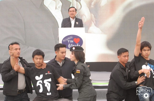 นศ. โผล่ชู 3 นิ้ว "ต้าน" นายกฯเดินหน้าแก้ปัญหา