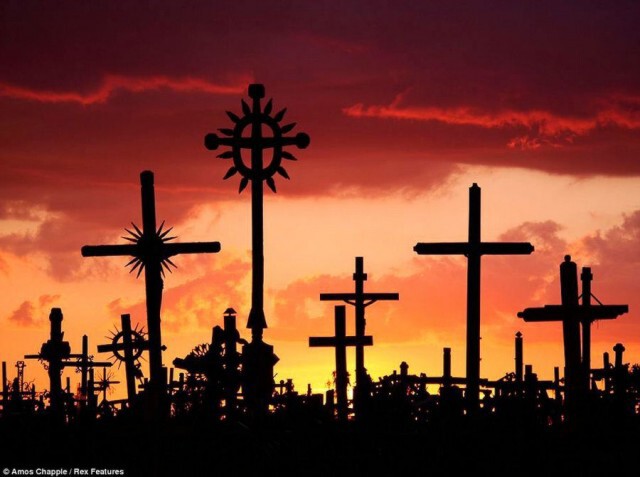 เปิดตำนานสุสานไม้กางเขน Hill Of Crosses