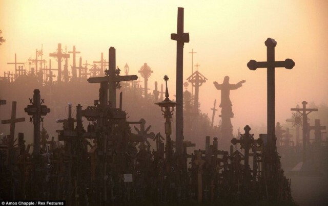 เปิดตำนานสุสานไม้กางเขน Hill Of Crosses