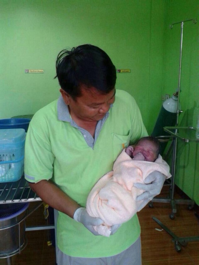 ชาวเน็ตชื่นชม หมอสระแก้ว ทำคลอดให้คนกัมพูชาหน้าโรงพยาบาล