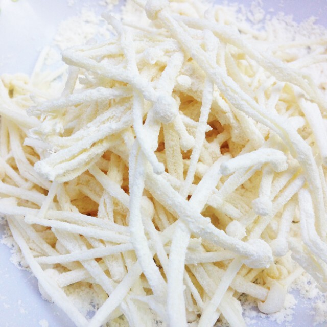 Cooking is Fun : เห็ดเข็มทองทอดซอสครีมมะเขือเทศ