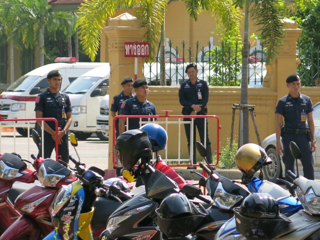 สื่อมวลชนเกาะติดสถานการณ์นำ "พงศ์พัฒน์- โกวิทย์" ฝากขังศาลอาญา