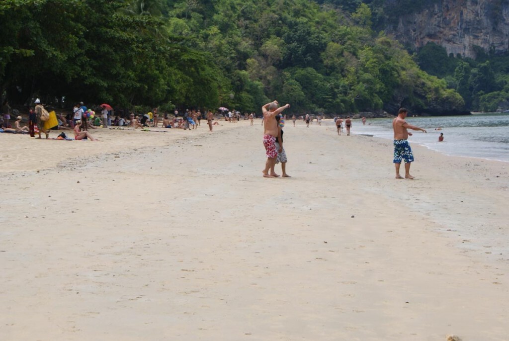 สั่งรื้อร่มชายหาดอ่าวนาง หลังมีผู้ร้องเรียน จี้สนง.ที่ดินวัดแนวเขตใหม่