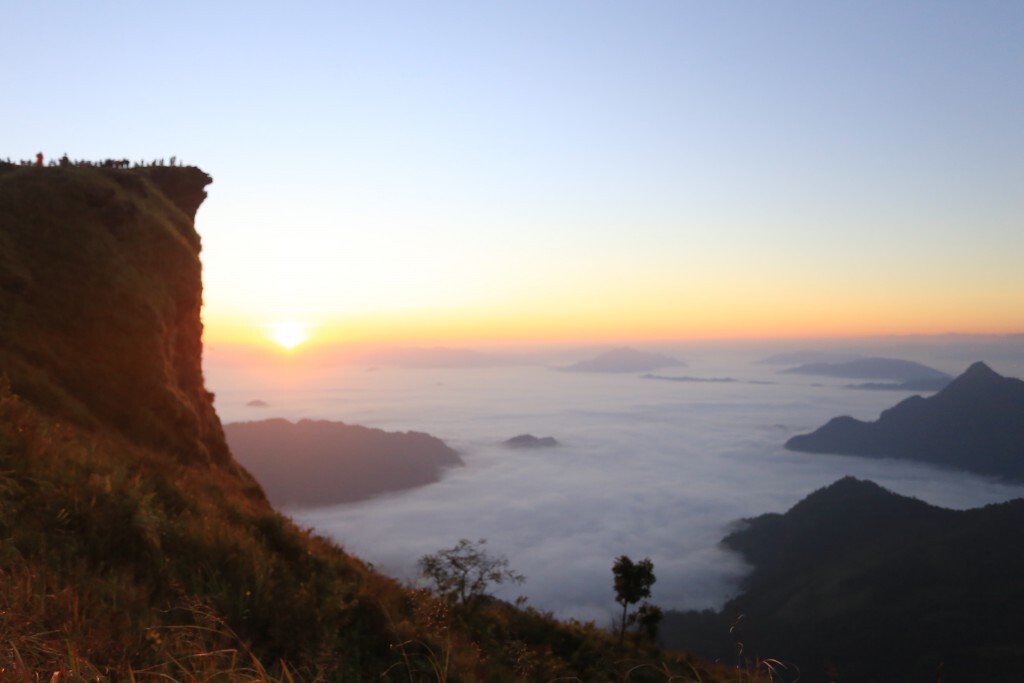 ไทย-ลาว ร่วมทำแนวกันไฟ 2 แผ่นดิน ไทย-ลาว ร่วมทำแนวกันไฟ 2 แผ่นดิน