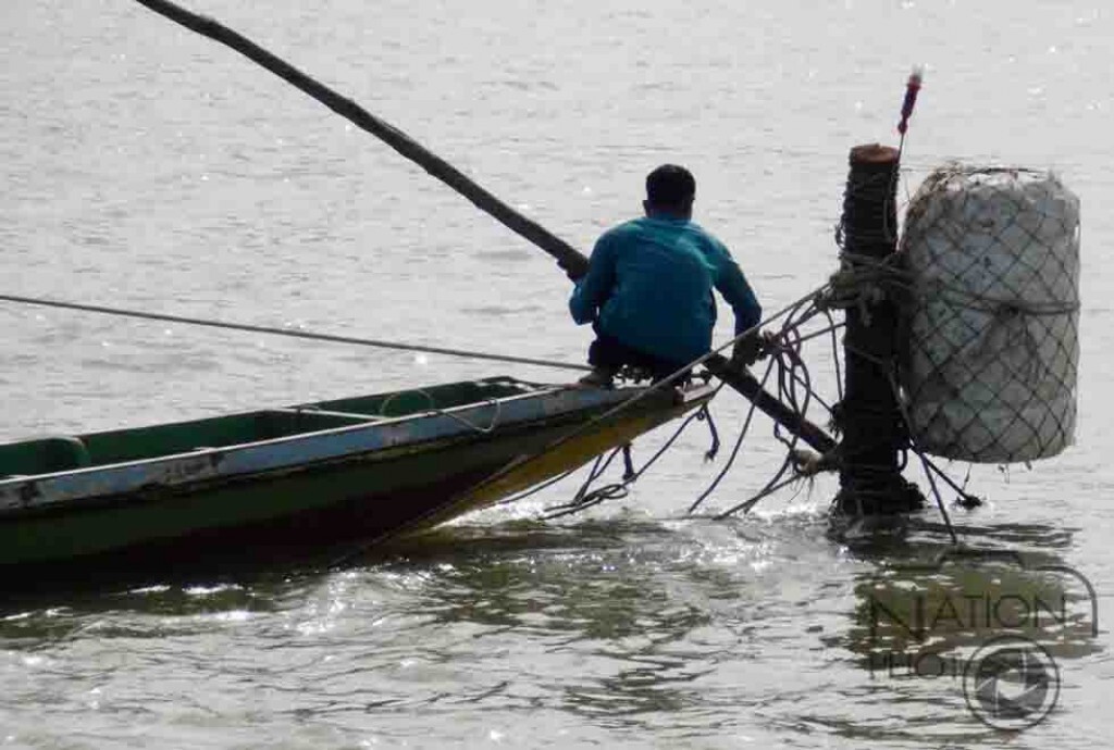 รื้อถอนโพงพาง กีดขวางร่องน้ำ-ทางเดินเรือในทะเลสาบสงขลา