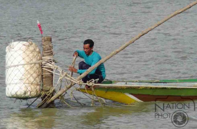รื้อถอนโพงพาง กีดขวางร่องน้ำ-ทางเดินเรือในทะเลสาบสงขลา
