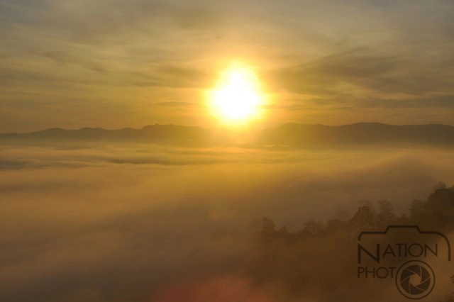 นักท่องเที่ยวแห่ชมความงาม"เขาไข่นุ้ย" ทะเลหมอกจังหวัดพังงา