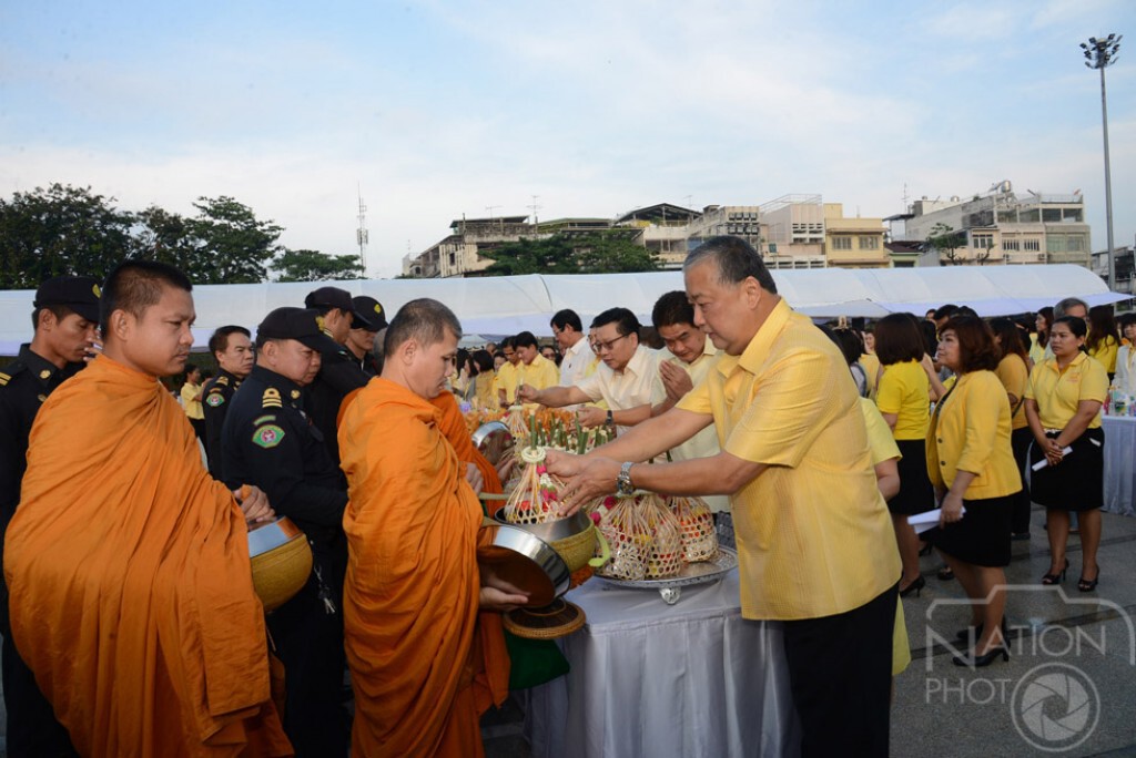 "สุขุมพันธุ์" นำพสกนิกรตักบาตรถวายเป็นพระราชกุศล