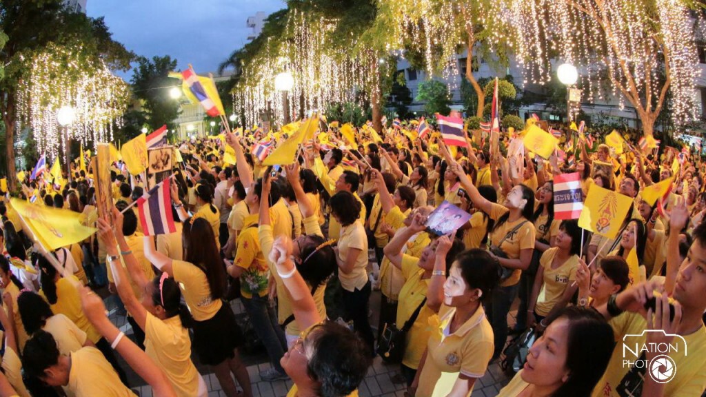 พสกนิกรเฝ้ารอเวลาจุดเทียนชัยถวายพระพร พสกนิกรเฝ้ารอเวลาจุดเทียนชัยถวายพระพร