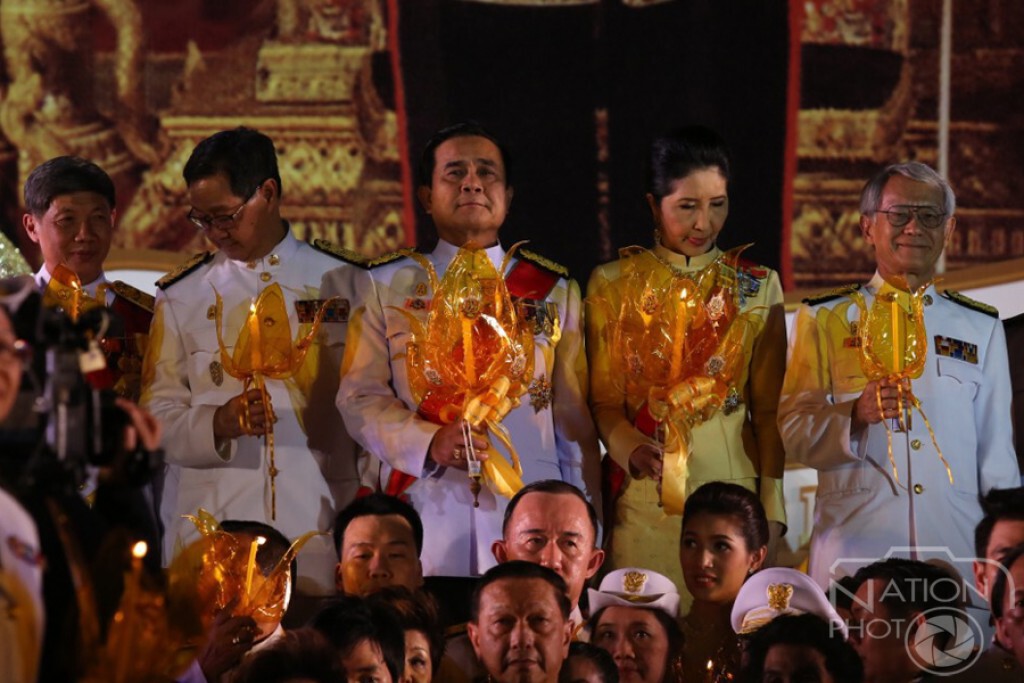 นายกฯ เป็นประธานจุดเทียนชัยที่ท้องสนามหลวง ปชช.พร้อมใจเปล่งเสียง "ทรงพระเจริญ"