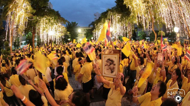พสกนิกรเฝ้ารอเวลาจุดเทียนชัยถวายพระพร