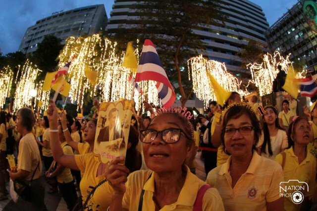 พสกนิกรเฝ้ารอเวลาจุดเทียนชัยถวายพระพร