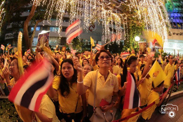พสกนิกรเฝ้ารอเวลาจุดเทียนชัยถวายพระพร