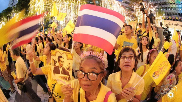 พสกนิกรเฝ้ารอเวลาจุดเทียนชัยถวายพระพร