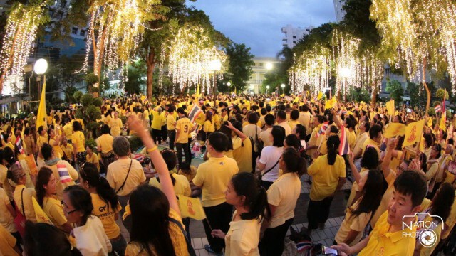 พสกนิกรเฝ้ารอเวลาจุดเทียนชัยถวายพระพร