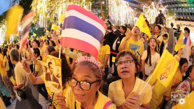พสกนิกรเฝ้ารอเวลาจุดเทียนชัยถวายพระพร