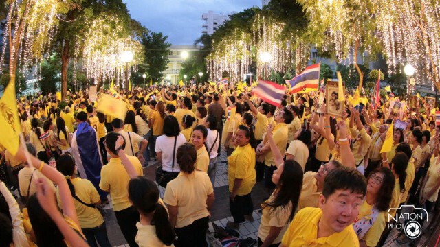 พสกนิกรเฝ้ารอเวลาจุดเทียนชัยถวายพระพร