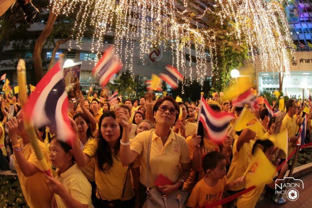 พสกนิกรเฝ้ารอเวลาจุดเทียนชัยถวายพระพร