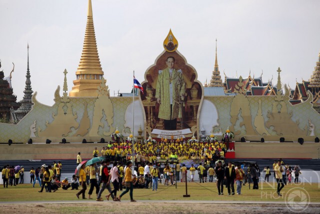 "สุขุมพันธุ์" นำพสกนิกรตักบาตรถวายเป็นพระราชกุศล