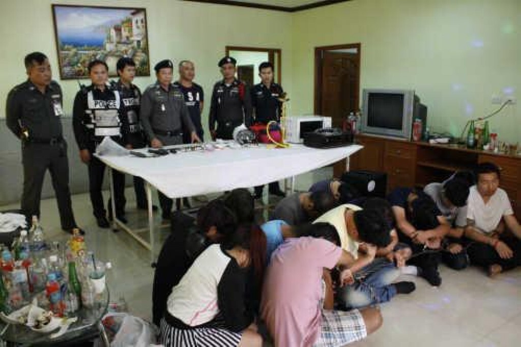 ตร.บางละมุง บุกทลายปาร์ตี้เสพยามั่วเซ็กส์ รวบ 13ราย