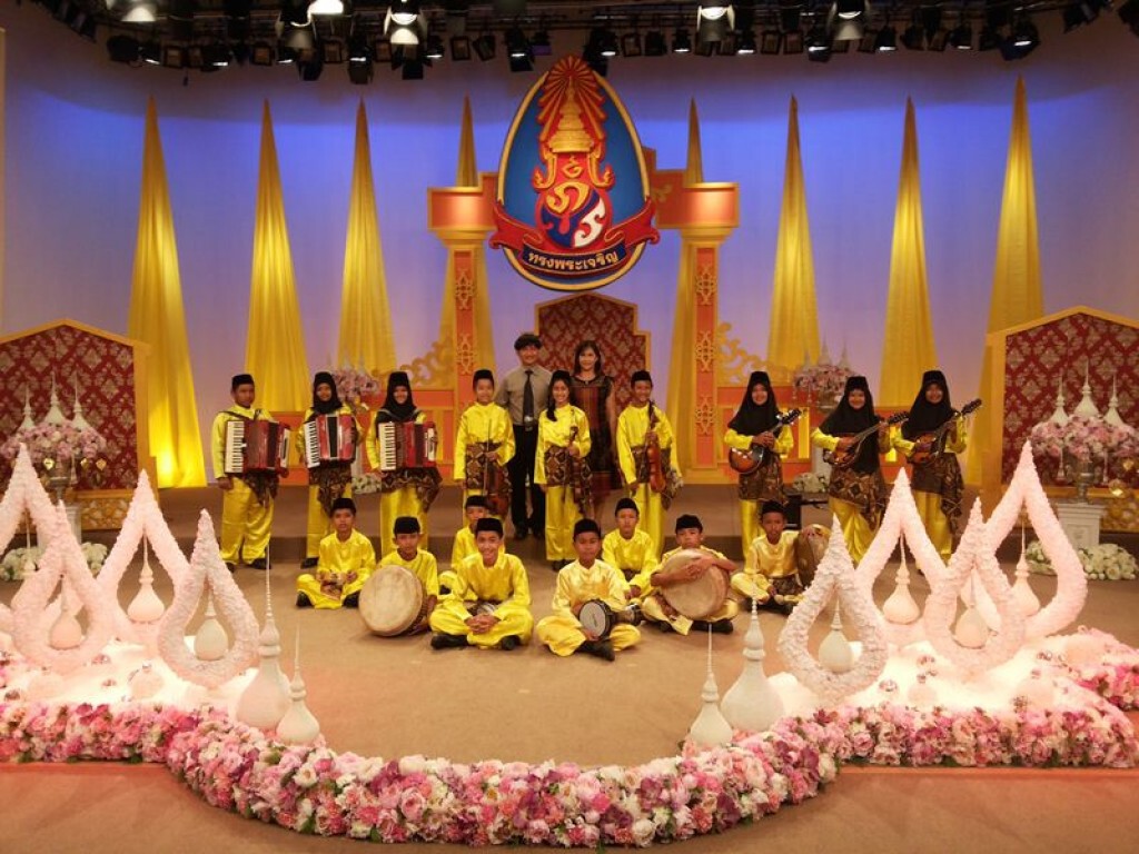 ชวนฟังบทเพลงพระราชนิพนธ์ "ยามเย็น" บรรเลงโดยดนตรีพื้นเมืองชายแดนใต้ ชวนฟังบทเพลงพระราชนิพนธ์ "ยามเย็น" บรรเลงโดยดนตรีพื้นเมืองชายแดนใต้